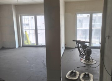 Wykonywanie posadzki cementowej przez ekipę Szy‑Mix