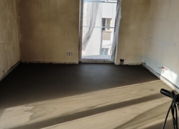 Układanie izolacji pod wylewkę cementową w domu jednorodzinnym