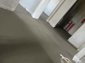 Zacieranie mechaniczne posadzki podczas realizacji Szy‑Mix