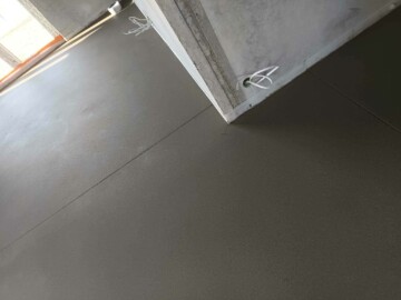 Realizacja posadzki cementowej w hali przemysłowej