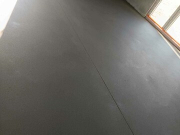 Realizacja wylewki cementowej w budynku mieszkalnym