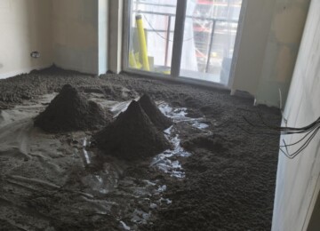 Zacieranie wylewki cementowej przy użyciu maszyny talerzowej